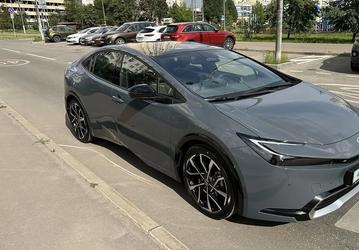 Из Германии с любовью. В России привезли совершенно новую Toyota Prius, да ещё и с полным приводом