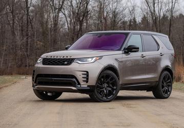 300 л.с., полный привод и легендарный внедорожный бренд. В Россию привезли новый Land Rover Discovery — в топовой комплектации и с полным приводом