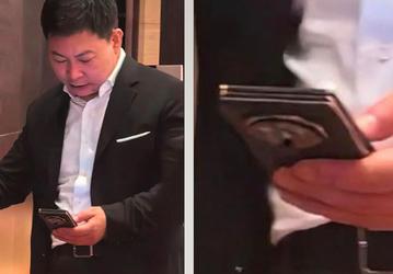 Между этим Huawei и флагманом Samsung целая пропасть. Складывающийся втрое китайский смартфон на свежем фото выглядит невероятно тонким