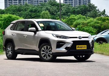 Тот же Toyota RAV4, но только для Китая. В Россию привезли новые Toyota Wildlander — и чисто бензиновые, и гибриды