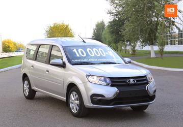 В России выпустили юбилейный Lada Largus — машина платинового цвета