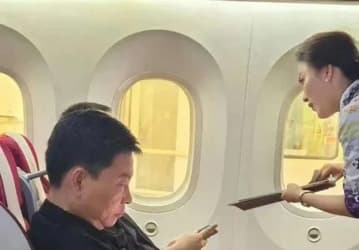 Уникальный продукт Huawei, подобного которому пока ни у кого нет. Складывающийся втрое смартфон засветился в руках бывшего главы компании