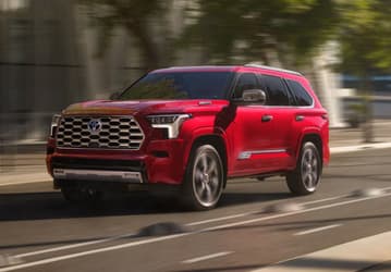 Один из самых больших и надежных внедорожников Toyota, а сейчас еще и дешевле. Стоимость Toyota Sequoia опустилась до 9,2 млн рублей