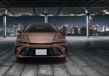 Новейшую Toyota Camry XV80 начали продавать в ОАЭ. С простым 2,5-литровым мотором — за 2,72 млн рублей в эквиваленте