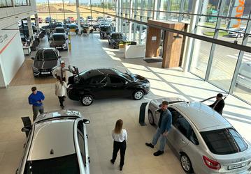 В Белоруссии автомобили Lada распродают со скидками до 140 тыс. российских рублей. Импортер рассказал, что выдает машины покупателям без перерыва