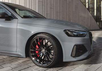 «Пуля» от Audi появилась в России. Дилер продает «бешеный» универсал Audi RS 4 Avant
