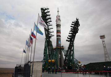 Ракета «Союз-2.1а» с пилотируемым кораблём «Союз МС-26» установлена на старте Байконура