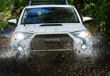 Toyota 4Runner подорожал в России до 8 млн рублей. Столько просят за внедорожник с доработанной подвеской, 4,0-литровым мотором и 5-ступенчатым «автоматом»