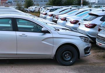 Так выглядит самая дешёвая обновлённая Lada Vesta за 1,525 млн рублей. Только у неё штампованные колёсные диски