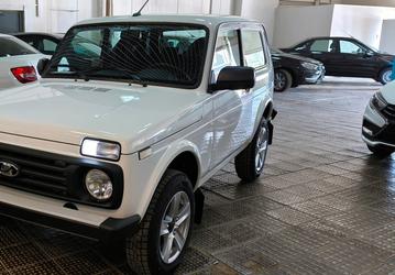 Так выглядит новая Lada Niva Luxe — со светодиодными ходовыми огнями