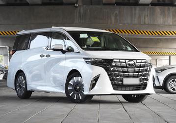Дилер привез в Россию новый топовый Toyota Alphard — это гибрид и с полным приводом
