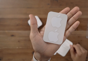 Конец эпохи: Apple больше не вкладывает бесплатные наклейки в коробки с iPhone. Пользователи Сети уже шутят на эту тему