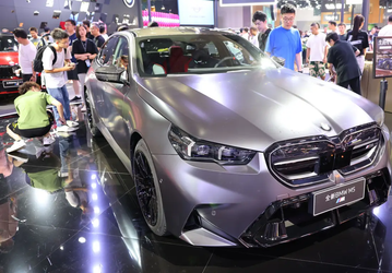 BMW M5 2025 показали вживую