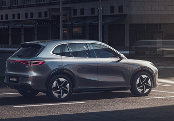 Geely дешевле $16 000, копирующий Porsche Macan и Mercedes-Benz EQC, резко усилил позиции линейки Galaxy