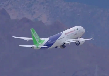Китайский заменитель Boeing 737, МС-21 и Airbus A320 открывает новые направления. COMAC 919 впервые взлетел из аэропорта, расположенного на высоте в 3,5 км