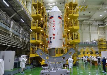 На Байконуре на «Союз МС-26» накатили головной обтекатель и уложили «гостинцы» для экипажа МКС