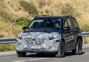 Новый Mercedes-Benz GLS-класс показали вживую