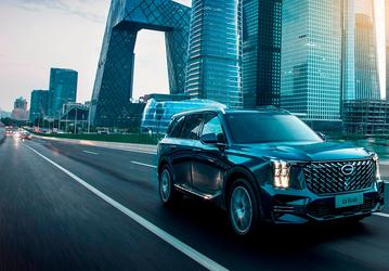 Популярный у россиян «китайский Cadillac» GAC GS8 резко подорожал, но базовая комплектация машины по-прежнему стоит 3,9 млн рублей