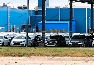 Lada Vesta уже с новой прошивкой электронных блоков продолжают складировать на АвтоВАЗе