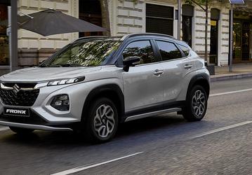 К официальному дилеру Suzuki в России приехал кроссовер Suzuki Fronx 2024: с автоматом, простым мотором и в топовой комплектации