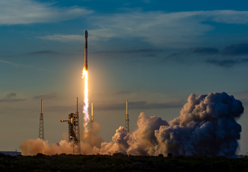 SpaceX запустила 2 европейских навигационных спутника и успешно приземлила ракету Falcon 9: видео