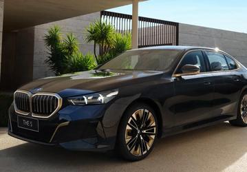 В Россию привезли редкую новую BMW 530Li размером с «семерку»: дилер предлагает скидку в 1,2 млн рублей за кредит и trade-in