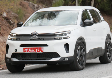Новое поколение Citroen C5 Aircross показали вживую со всех сторон