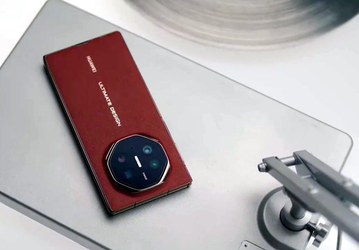 Huawei впервые показала на видео свой складывающийся втрое смартфон — Huawei Mate XT