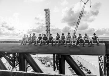 Сотрудники SpaceX забрались на лапы 140-метровой «Мехазиллы» для исторических фотографий. Пятый запуск Starship будет особенным