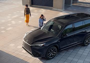 Круче Toyota Grand Highlander, дороже Land Cruiser 300. В Россию привезли Lexus TX 500h F Sport Performance