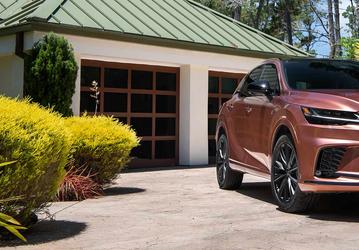 В Россию привезли топовый Lexus RX 500h F SPORT Performance, и он дороже Land Cruiser 300