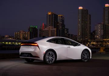 «Доказательство того, что это инженерное чудо». Новый Toyota Prius проезжает до 1700 км на полном баке с расходом 2,5 л/100 км