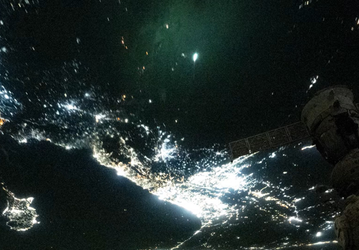 Астронавт NASA заснял яркий взрыв метеора над Землей в виде большого огненного шара: потрясающее видео с МКС
