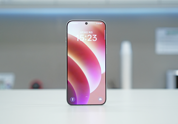 Как может выглядеть новый iPhone без Dynamic Island. Появилось живое фото Oppo Find X8