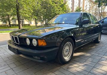 В России продают раритетную BMW 7 серии в кузове E32: за 33 года бизнес-седан проехал всего 12 тыс. км — и только по европейским дорогам