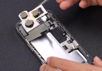 Так выглядят внутренности iPhone 16 Pro. Разборка подтвердила наличие металлического аккумулятора, но из корпуса он не «выстреливается»