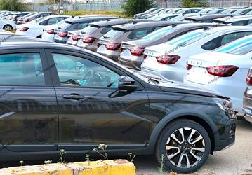 «Автомобилями Vesta с ESC забит старый трек». На АвтоВАЗе скопилось уже 12 тыс. Lada Vesta — из-за проблем с электроникой машины пока не отгружают дилерам