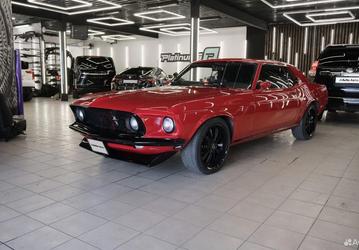 Легендарный Ford Mustang первого поколения выставили на продажу в России. Под капотом — 5,0-литровый мотор V8
