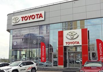 Toyota Camry и RAV4 — хит. Toyota вновь вошла в топ-10 российского авторынка: за неделю россияне купили больше машин Toyota, чем Omoda, Jetour или Exeed