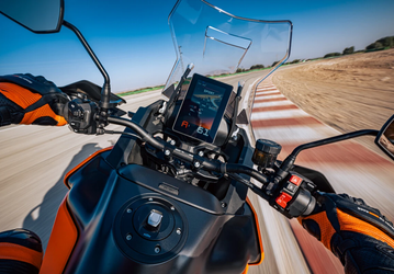 KTM первой среди производителей мотоциклов добавила поддержку Google Android Automotive: управление в перчатках на экране и множество возможностей