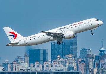 13 000 часов в небе и 700 000 перевезенных пассажиров. COMAC поставила китайским авиакомпаниям уже 11 лайнеров COMAC C919, призванных заменить самолеты Airbus и Boeing