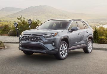 Toyota Camry и RAV4 — хит. Toyota вновь вошла в топ-10 российского авторынка: за неделю россияне купили больше машин Toyota, чем Omoda, Jetour или Exeed