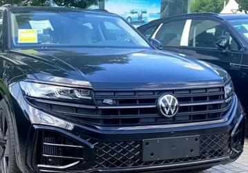 Volkswagen Touareg продают в Китае со скидкой в 68% от рекомендованной цены. Так Volkswagen расчищает склады перед запуском Touareg 2025