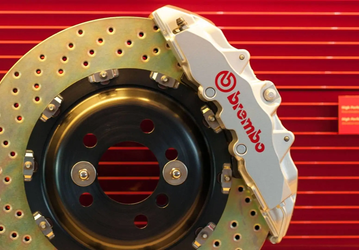 Самая крупная сделка в истории Brembo. Теперь компания будет выпускать и гоночные компоненты подвески для машин и мотоциклов