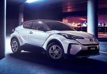 В Россию привезли новый кроссовер Toyota Izoa — его оценили в 3,45 млн рублей