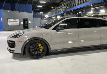 Марк Цукерберг заказал и уже получил уникальный «минивэн» Porsche Cayenne с раздвижными дверьми