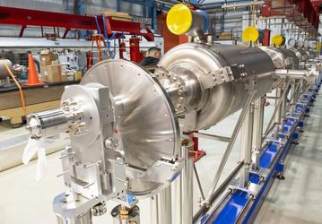 Путешествие нейтрино к центру Земли: сотрудники Fermilab создали прототип сверхпроводящего криомодуля