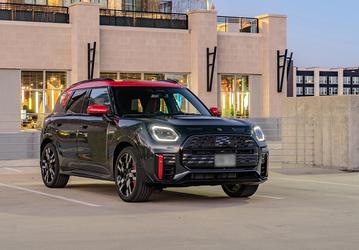 В Россию привезли самый крутой Mini Countryman — с полным приводом и 300-сильным мотором