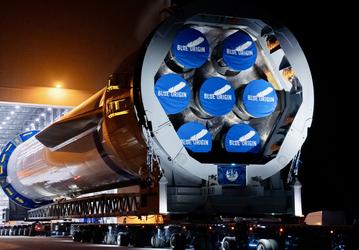 Blue Origin выкатила первую ступень ракеты New Glenn на стартовую площадку: готовность к запуску растёт