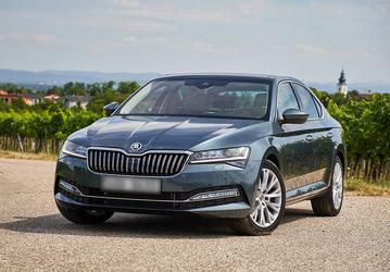 Официальный дилер привез в Россию Skoda Superb с 2,0-литровым мотором и продает его за 4,3 млн рублей — в два раза дороже, чем в 2020 году